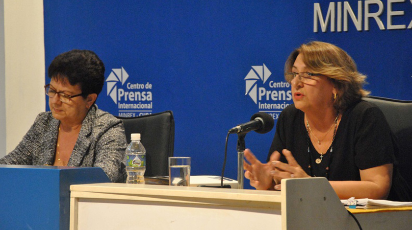 Alina Balseiro Gutiérrez (D) Presidenta del Consejo Electoral Nacional (CEN), y María Esther Bacallao (I), Secretaria de La CEN, presidien la conferencia de prensa sobre el referéndum del Código de las Familias, en La Habana. Foto: Luis Jiménez Echeverría/ACN.