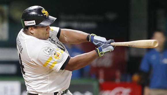 Al bate, Despaigne contribuyó a que su equipo, Halcones de SoftBank, quedara solo en la cima de la Liga del Pacífico. Foto: Tomada del sitio oficial del béisbol japonés.