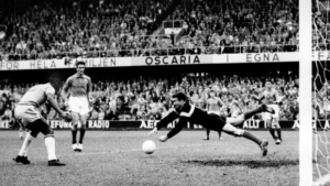 El brasileño Pelé, a la izquierda, se prepara mientras el portero francés Claude Abbes pierde el balón, permitiendo que Pelé marque el tercer gol de Brasil en la semifinal de la Copa del Mundo, en Estocolmo, Suecia, el 24 de junio de 1958. Brasil ganó a Francia por 5-2. Foto: AP.