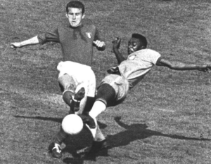 El italiano Giovanni Trapattoni, a la izquierda, lucha por el balón con la leyenda del fútbol brasileño Pelé durante un partido amistoso entre en el estadio de San Siro de Milán, Italia, en 1962. Foto: AP