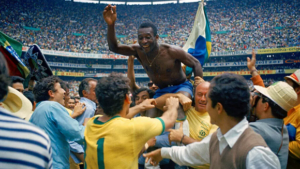 El brasileño Pelé, en el centro, es alzado en hombros por sus compañeros después de que Brasil ganara la final de la Copa del Mundo de fútbol contra Italia, por 4-1, en el Estadio Azteca de Ciudad de México, México. Foto: AP