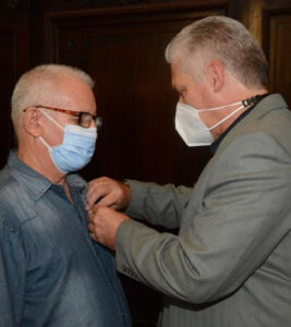 Durante la gala por el aniversario 40 de la Unión de Historiadores de Cuba, el escritor cardenense recibió de manos del presidente Miguel Díaz-Canel Bermúdez, la Medalla Alejo Carpentier. / cubarte.cult.cu