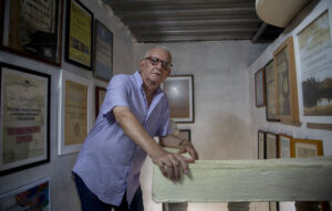 La casa de Urbano Martínez Carmenate está repleta de reconocimientos que ha merecido, por ejemplo, el título de Hijo Adoptivo de Matanzas y la Distinción por la Cultura Nacional.