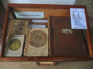 Muestra del Mes del museo municipal con un álbum martiano confeccionado por jóvenes estudiantes en 1953 y diferentes ediciones de La Edad de Oro.