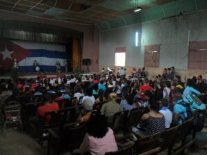 Confluyeron alumnos, profesores, padres, instructores de arte y autoridades locales para honrar al Apóstol entre poemas, canciones y presentaciones danzarias y teatrales.