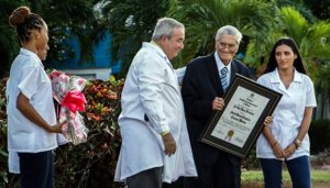 El Dr. José Miyar Barrueco, recibe el título de Doctor Honoris Causa, durante el acto por el aniversario 20 de la creación de la ELAM. Foto: Abel Padrón Padilla/Cubadebate