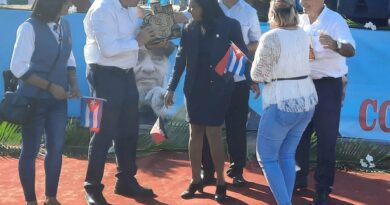 Acompañado de los representantes de las organizaciones, José Antonio García Manso, director del aeropuerto, recibe el Premio del Bario de manos de Susely Morfa, primera secretaria del Comité Provincial del Partido, y de Norlenis Serpa. Foto: Tomada del facebook de Osmany Sánchez, comunicador institucional del aeropuerto.