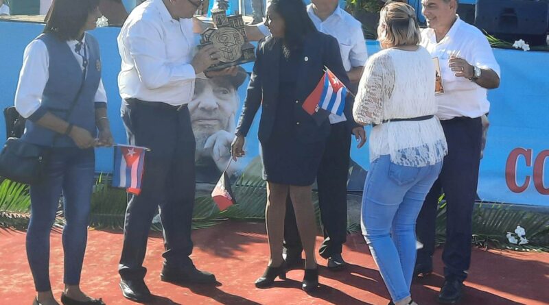 Acompañado de los representantes de las organizaciones, José Antonio García Manso, director del aeropuerto, recibe el Premio del Bario de manos de Susely Morfa, primera secretaria del Comité Provincial del Partido, y de Norlenis Serpa. Foto: Tomada del facebook de Osmany Sánchez, comunicador institucional del aeropuerto.