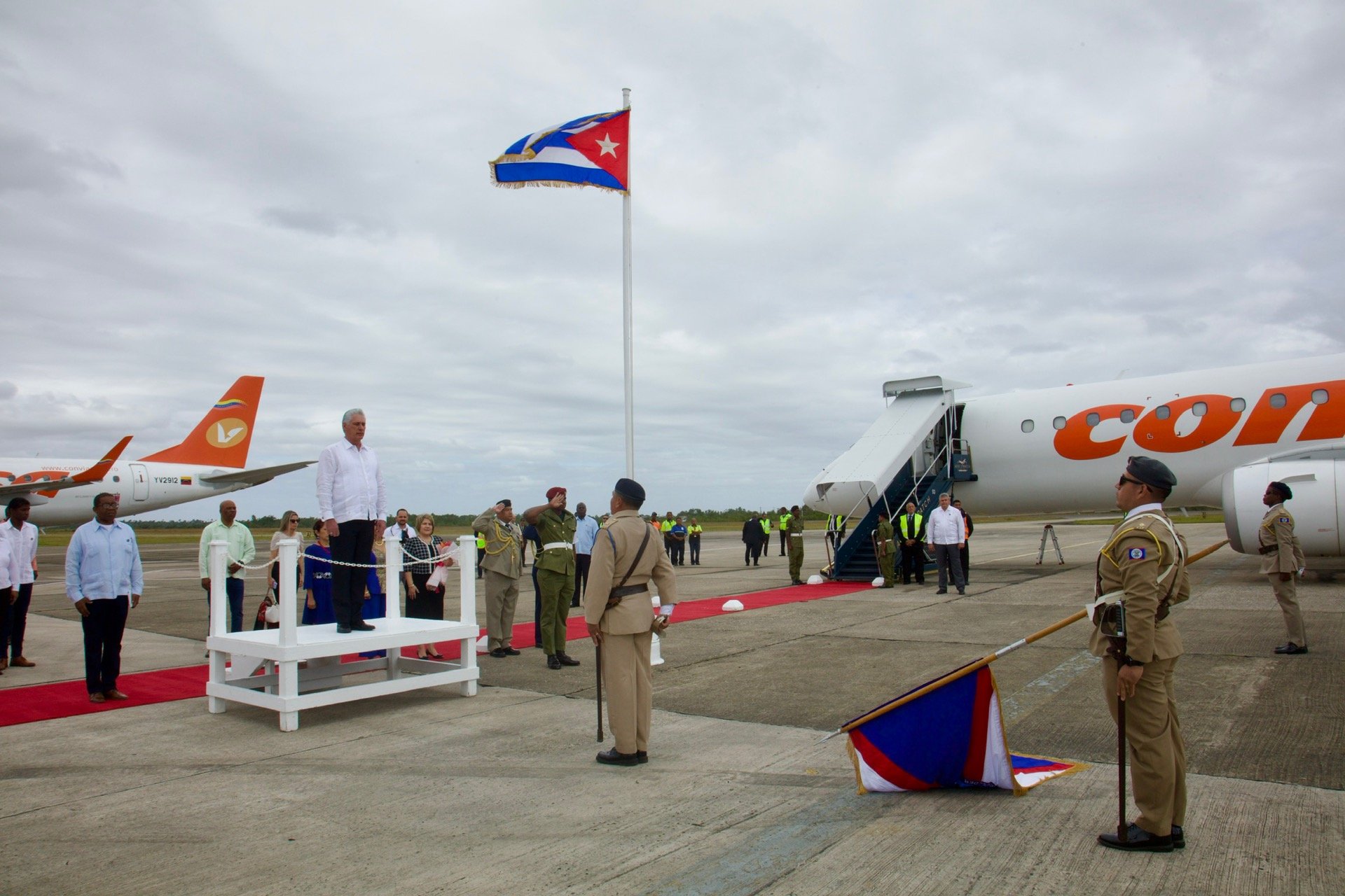 El presidente cubano en el aeropuerto beliceño tras su llegada en visita oficial. Foto: Estudios Revolución.