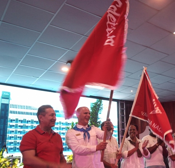 El subdirector Amado Acosta, a la izquierda, y Alejandro Ríos, por el sindicato, portan la bandera de Vanguardia Nacional. De la Autora.
