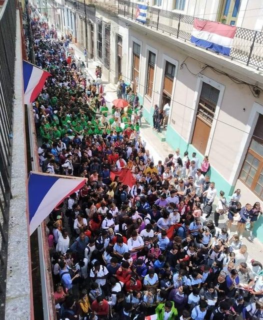 Compacto desfile por la calle Milanés. Del Facebook de Susely Morfa