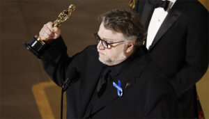 “La animación es cine, la animación no es un cadete y la animación está lista para dar el siguiente paso”, dijo Del Toro, estatuilla en mano, en la ceremonia 95 de los Óscar. Foto: EFE.