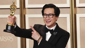 El estadounidense-vietnamita Ke Huy Quan ganó el Óscar al mejor actor secundario por Todo en todas partes al mismo tiempo. Foto: Reuters.