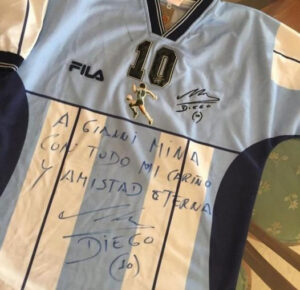 Camiseta que Maradona dedicó a Gianni Minà. Foto: Tomada del perfil de Gianni Minà en Facebook.