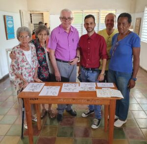 De izquierda a derecha: Campos Pacheco y Perera Gutiérrez junto a la Premio Memoria Viva Noelia Llanio Santana, la escritora local Arenaida Lefonst Sardiñas, el historiador Julián Rogelio Álvarez López y la reconocida educadora Alba Lina Hernández Sotomayor.