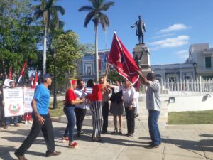 En el Parque de La Libertad autoridades políticas y gubernamentales entregaron el estandarte al colectivo de la Universal. Foto: De la Autora