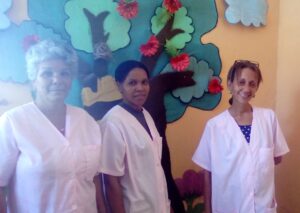 Olga Lidia, Mairelys y Elizabet asumen con responsabilidad y amor la labor de cuidar y educar a los pequeños “Soldaditos de Chocolate”.