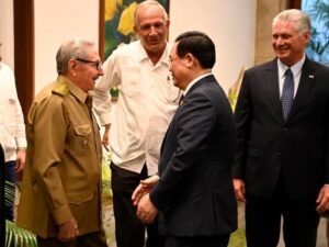 Reciben Raúl y Díaz-Canel al Presidente de la Asamblea Nacional de Vietnam 