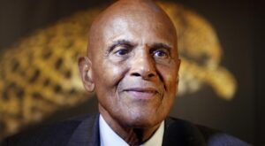 A los 96 años ha muerto Harry Belafonte, cantante, actor y activista, figura esencial del movimiento por los derechos civiles, amigo incondicional de Cuba. Para muchos era simplmente el Rey del Calypso, o la estrella de cine. Pero para otros era además el luchador incansable, el crítico incisivo de un sistema, el promotor de los derechos humanos. No se puede hablar del artista ignorando al activista. De hecho, muchas veces Belafonte puso en riesgo su carrera artística por su labor social. Amigo cercano de Martin Luther King Jr., recibía una y otra vez al líder en su apartamente en Nueva York, para sostener largos debates sobre la estrategia, o sencillamente, para escapar momentáneamente de las presiones del día a día. Alguna vez le preguntaron que cuándo, como artista, decidió convertirte en activista. «Fui activista mucho antes de convertirme en artista. Ambos se sirven mutuamente, pero el activismo es lo primero», respondió en una entrevista. Y no fueron pocas las realizaciones de esa lucha. Asimió el movimiento por los derechos civiles como un empeño global. Organizó una campaña contra el apartheid en Sudáfrica y fue amigo personal de Nelson Mandela. Consiguió apoyo para campañas contra el VIH/SIDA y fue embajador de Buena Voluntad de Unicef. Suya fue también la idea de grabar uno de los más célebres temas de la década, We Are the World, que reunió a una constelación de estrellas del pop y el rock para recaudar dinero para aliviar la hambruna en África. Hasta el final Belanfonte defendió su arte, estrechamente ligado a su labor política y social. Lo sostenía su coherencia, su firmeza, el convencimiento de que podía construirse un mundo mejor. A las críticas de sus adversarios respondía con sólidos argumentos. Nunca olvidó sus orígenes, la humildad de su familia. Admirador de Fidel Castro, profesó por Cuba una amistad incondicional. Hizo suyas muchas de las causas de la Revolución. Y aquí recibió siempre cariño y respeto. Aquí se sintió siempre en casa.