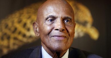 A los 96 años ha muerto Harry Belafonte, cantante, actor y activista, figura esencial del movimiento por los derechos civiles, amigo incondicional de Cuba. Para muchos era simplmente el Rey del Calypso, o la estrella de cine. Pero para otros era además el luchador incansable, el crítico incisivo de un sistema, el promotor de los derechos humanos. No se puede hablar del artista ignorando al activista. De hecho, muchas veces Belafonte puso en riesgo su carrera artística por su labor social. Amigo cercano de Martin Luther King Jr., recibía una y otra vez al líder en su apartamente en Nueva York, para sostener largos debates sobre la estrategia, o sencillamente, para escapar momentáneamente de las presiones del día a día. Alguna vez le preguntaron que cuándo, como artista, decidió convertirte en activista. «Fui activista mucho antes de convertirme en artista. Ambos se sirven mutuamente, pero el activismo es lo primero», respondió en una entrevista. Y no fueron pocas las realizaciones de esa lucha. Asimió el movimiento por los derechos civiles como un empeño global. Organizó una campaña contra el apartheid en Sudáfrica y fue amigo personal de Nelson Mandela. Consiguió apoyo para campañas contra el VIH/SIDA y fue embajador de Buena Voluntad de Unicef. Suya fue también la idea de grabar uno de los más célebres temas de la década, We Are the World, que reunió a una constelación de estrellas del pop y el rock para recaudar dinero para aliviar la hambruna en África. Hasta el final Belanfonte defendió su arte, estrechamente ligado a su labor política y social. Lo sostenía su coherencia, su firmeza, el convencimiento de que podía construirse un mundo mejor. A las críticas de sus adversarios respondía con sólidos argumentos. Nunca olvidó sus orígenes, la humildad de su familia. Admirador de Fidel Castro, profesó por Cuba una amistad incondicional. Hizo suyas muchas de las causas de la Revolución. Y aquí recibió siempre cariño y respeto. Aquí se sintió siempre en casa.