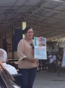 Iris Rodríguez, presidenta municipal de la ANAP recibió el reconocimiento en representación de todos los asociados betancoureños.