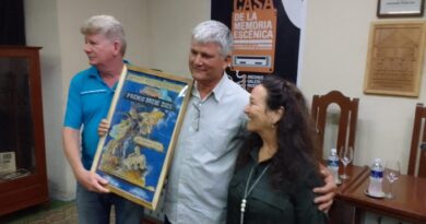 Premio Brene 2023 para Adán Rodríguez-Falcón. Junto a él José Manuel Espino y Liliam Padrón.