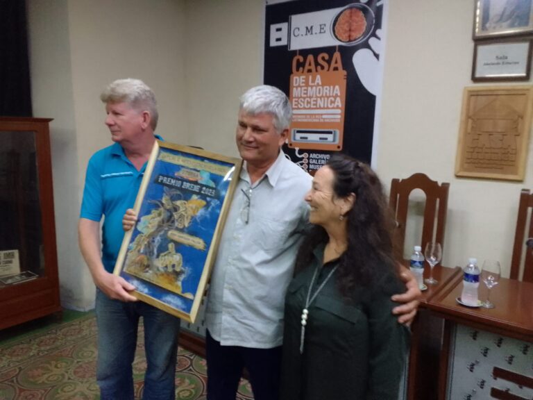 Premio Brene 2023 para Adán Rodríguez-Falcón. Junto a él José Manuel Espino y Liliam Padrón.