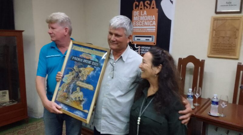 Premio Brene 2023 para Adán Rodríguez-Falcón. Junto a él José Manuel Espino y Liliam Padrón.