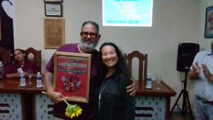 Wiliams Quintana, ganador de la distinción El Conde Alarcos, junto a Liliam Padrón, miembro del jurado.
