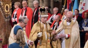 Carlos III es coronado con tradición en momento incierto