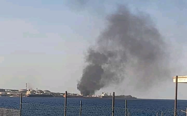 fuego en zona industrial