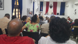  Si queremos mayor producción, dentro de la estrategia de desarrollo municipal se debe considerar la limitada formación de fuerza de trabajo agrícola que existe en la actualidad, resaltó hoy Edilberto Casanova, director de Educación en el territorio, durante reunión extraordinaria del Consejo Provincial del Gobierno.

En el escenario de debate sobre las principales situaciones que afectan a la provincia, comentó Casanova, que resulta una preocupante el estado deprimido de las escuelas vinculadas a la enseñanza de la agricultura, y se precisa revertir la carente matrícula que dificulta la continuidad de las nuevas generaciones en las actividades en el campo.

Los participantes en la cita coincidieron en la necesidad de aumentar los volúmenes de siembra y del trabajo agrario como medida para satisfacer la demanda de la población y frenar los precios abusivos y especulativos que algunos vendedores le imponen a los productos alimentarios.

0-28-produccion-agricola-matanzas-2.jpg

Visitar al campesino, incentivar a los jóvenes para que se incorporen a este quehacer, perfeccionar los mecanismos de gestión y mantener el seguimiento estricto a cada productor nos permitirá minimizar los cultivos no contratados para mejores resultados; expuso Lázaro Suárez Navarro, intendente del municipio de Cárdenas.

Durante la jornada también se analizó la importancia del control popular para de conjunto con las autoridades y grupos de inspectores desarrollar acciones de enfrentamiento a la infracción del listado de precios referenciales de los productos agropecuarios aprobados por los Consejos de Administración de cada municipio.

Mario Sabines Lorenzo, gobernador en el territorio, insistió que las medidas solo tendrán éxito si se cuenta con el apoyo integrado del pueblo que en su papel protagónico deberá conocer de todas las acciones que se realicen.
