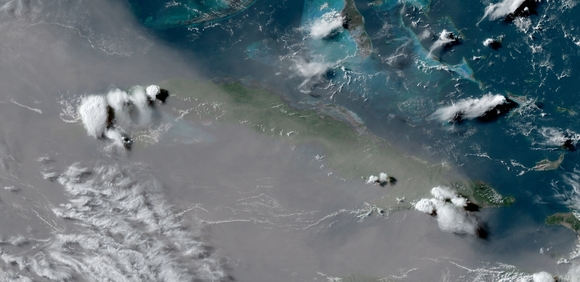 Cada año las nubes de polvo del Sahara se levantan desde el continente africano y avanzan en dirección oeste, bajo el flujo de los vientos alisios, propagándose a través del océano Atlántico, hasta llegar al mar Caribe, el sudeste de Estados Unidos, México y Centroamérica. Son generadas por las tormentas de arena y polvo del desierto del Sahara y la región del Sahel, alcanzan alturas de tres a siete kilómetros, y suelen venir cargadas de material particulado pm 10 y pm 2,5, altamente nocivos para la salud humana. También contienen minerales como hierro, calcio, fósforo, silicio y mercurio, además de virus, bacterias, hongos, ácaros patógenos, estafilococos y otros compuestos. El doctor en Ciencias Físicas Eugenio Mojena López, asesor del Centro de Pronósticos del Instituto de Meteorología y pionero de los estudios sobre el tema en nuestro país, explicó a Granma que la transportación a larga distancia de esa alta carga de contaminantes, afecta al medioambiente en general, con énfasis en los ecosistemas marinos, al repercutir en el declive de las poblaciones de arrecifes coralinos (propician que puedan ser atacados por un hongo endémico de África transportado por ellas), y favorecer la proliferación de los denominados eventos de marea roja, asociados a grandes floraciones de algas, muchas de ellas tóxicas. “Las primeras nubes de polvo arriban generalmente al mar Caribe a partir del mes de marzo (en la parte oriental, próximas a la costa de Venezuela, pueden hacerlo en febrero). Ese proceso se va intensificando y alcanza su máximo en los meses de junio y julio, para comenzar a declinar en septiembre, y fijar su mínimo en octubre”. Para Cuba en particular, precisó, el máximo de frecuencia de días con nubes de polvo del Sahara ocurre entre mayo y agosto, pero, al igual que se observa en el resto del área del mar Caribe, los picos se producen en junio y julio. Crecuente problema ambiental Según la conferencia impartida por el doctor Mojena López en el Taller de contaminación atmosférica Contat 2023, en los últimos años las investigaciones científicas han establecido la existencia de un vínculo entre las nubes de polvo del Sahara y el creciente aumento de los eventos de mareas rojas en la región del Caribe. El aporte de fósforo, hierro y otros nutrientes contenidos en ellas, subrayó el especialista, fertiliza la franja marina del Atlántico extendida hasta el arco de las Antillas Menores, y penetra en las aguas del Caribe, favoreciendo el crecimiento y reproducción de las algas de sargazo. “Desde 2011, el manto de algas pardas viene invadiendo cada año mayor cantidad de playas en México, Belice, Martinica, Jamaica, República Dominicana, Barbados, e incluso, en las del sur de la Florida”. En marzo pasado, aseveró el experto, los volúmenes que flotaban en el llamado Gran Cinturón de Sargazo del Atlántico eran los más grandes observados para el tercer mes del calendario, al acumular alrededor de 13 millones de toneladas (la densidad del sargazo muestra su punto máximo en junio y julio), mientras las perspectivas apuntaban a que en 2023 la proliferación podría ser la mayor jamás registrada. Semanas después, la Secretaría de Marina de México advirtió que se esperaba la llegada masiva al país de más de 32 millones de toneladas de sargazo en el transcurso del presente año, cifra sin precedentes documentados. Al copar de forma tan abrumadora la zona cercana a la orilla y las áreas costeras, la acumulación de sargazos obstaculiza el proceso de fotosíntesis de muchas especies, incluidos los corales, provocando significativos perjuicios a la biodiversidad, como es la pérdida de extensas praderas de pasto marino y la eutrofización acelerada de los manglares, pastizales y arrecifes, induciendo cambios potencialmente irreversibles en estos ecosistemas costeros vulnerables. De acuerdo con lo planteado por el doctor Mojena López, al recibir un exceso de nitrógeno y fósforo, el sargazo puede duplicar su biomasa en un periodo breve, si a la vez encuentra otras condiciones favorables para su crecimiento. “Una vez que ocurre el depósito de grandes volúmenes de macroalgas en la orilla, estas comienzan a descomponerse, al consumir elevadas cantidades de oxígeno, liberando gases tóxicos como el metano, sulfuro de hidrógeno y amoníaco, además de metales pesados, entre ellos arsénico y cadmio”. Los mencionados compuestos son altamente peligrosos para la salud humana, pues su inhalación puede inducir cambios neurológicos y cardiovasculares, dificultad para respirar, náuseas, mareos, dolor de cabeza, vértigo y erupciones en la piel. Vale aclarar que en alta mar los sargazos desempeñan un protagonismo vital en el mantenimiento del equilibrio ecológico, al servir de refugio y fuente de alimentación para la fauna oceánica.