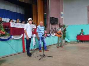 El acto contó con el acompañamiento artístico de miembros del Taller municipal de Repentismo.