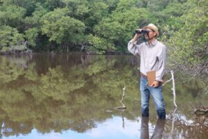 Adrián Llanes Domínguez, joven especialista en conservación del Refugio de Fauna Laguna de Maya, en Matanzas, cree en el poder de la comunicación a través de internet para promover el respeto hacia el medio ambiente. Foto: Cortesía del entrevistado.