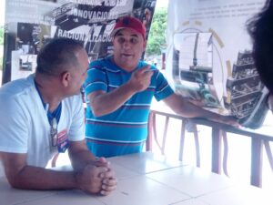 Lidier, presidente del Buró Nacional de la ANIR, escucha de Liván González las innovaciones del combinado industrial Héroes de Girón. Foto: De la Autora