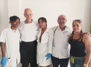 Arnaldo Díaz Hiedra, y la secretaria general del Buró Sindical de Cárdenas, Yudeysi Jerez González, junto con el doctor Chio y Leydi y Annerys. Foto: De la Autora.