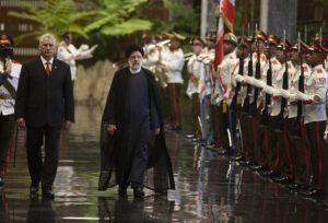 Miguel Díaz-Canel Bermúdez (izquierda), presidente cubano, recibe en el Consejo de Estado a Ayatollah Seyed Ebrahim Raisi, presidente de Irán. Foto: Ismael Francisco/ Cubadebate.