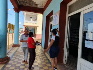 La Vicegobernadora recorrió entre otras, la farmacia "La Nueva" de Pedro Betancourt.