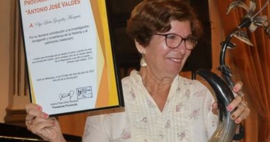 La destacada historiadora Olga L. González Monguía al recibir el Premio provincial de Historia