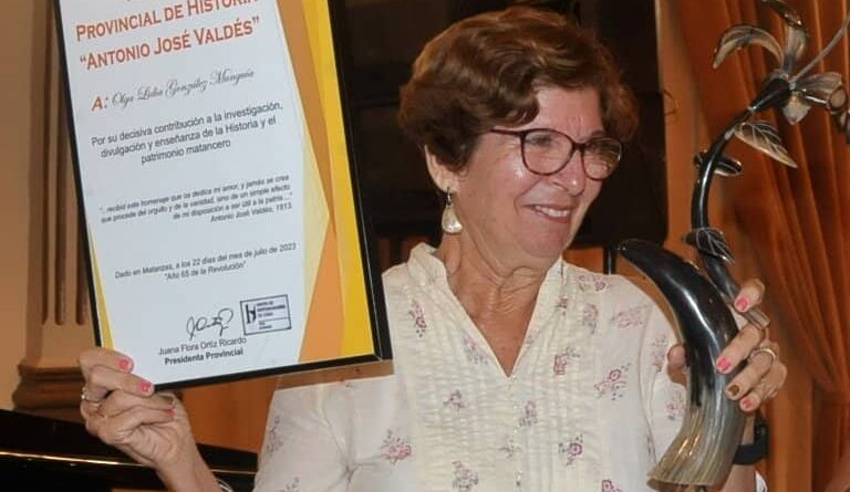 La destacada historiadora Olga L. González Monguía al recibir el Premio provincial de Historia