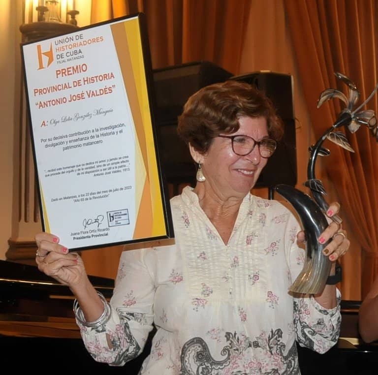 La destacada historiadora Olga L. González Monguía al recibir el Premio provincial de Historia