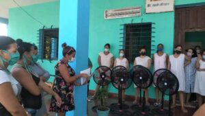 Integrantes de la Asociación Nacional de Agricultores Pequeños (ANAP) realizaron un donativo de equipos al Hogar Materno “Doctor Martín Marrero”, de Jagüey Grande.

Según Ireisy Ríos Torres, Presidenta de la ANAP en el territorio, el aporte incluye siete ventiladores, que contribuye a mejorar la estancia de las gestantes en dicha instalación médica.

Este donativo llegó por parte de campesinos asociados a las cooperativas Israel León la Rosa, Antero Fernández y la Roberto Cenarega y como parte del vínculo que mantienen con varias instituciones de salud pública en el poblado.

Una singular manera de rendir homenaje a la Federación de Mujeres Cubanas, que celebró este 23 de agosto, 63 años de su fundación, centrada en el desarrollo de políticas para lograr el pleno ejercicio de la igualdad de las féminas en todos los ámbitos de la sociedad.