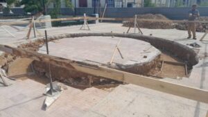 Continúa construcción de glorieta en plaza Colón de Cárdenas