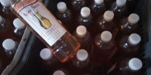 Vinagre y vinos forman parte parte de las producciones de la mini- industria González, comercializado con la marca Rabí González, perteneciente a la Unidad Básica de Producción Cooperativa 13 de octubre, del municipio de Calimete.