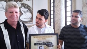 Entregan Premio Nacional Milanés 2023 al poeta Pablo G. Lleonart