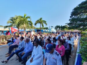 Asistieron además profesionales de la Salud de otras localidades de la provincia, así como representantes de organizaciones políticas y de masas y pueblo en general. 