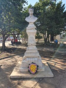 Los presentes colocaron una ofrenda floral en el busto del Apóstol del parque "Pepe Roque". 