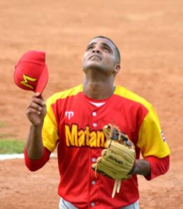 El lanzador Yadián Martínez obtuvo el triunfo. Foto: Ricardo López Hevia/Granma.