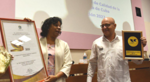 La viceprimera ministra Inés María Chapman Waugh entregó el Premio Nacional de Calidad de la República de Cuba 2022 a Jorge Luis Hernández, director de la EMPAI. Foto: ACN.